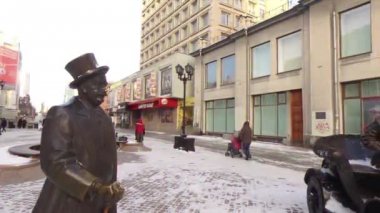 Aksaklık etkisi. Weiner sokağındaki araba. Yekaterinburg, Rusya - 20 Aralık 2015: Anıt ana yaya caddesine dikilmiştir. Video. Ultrahd (4k))
