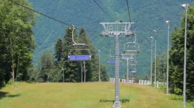 Aksaklık etkisi. Kayak pistinin üzerinde telesiyej. Soçi, Rusya. Video. Ultrahd (4k))