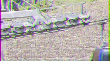 Aksaklık etkisi. Silindirler kablo yolu iş başında. Soçi, Rusya. Video. Ultrahd (4k))