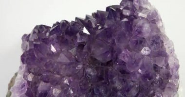 Aksaklık etkisi. Ametist, dikey Panorama. Video. UltraHD (4k)