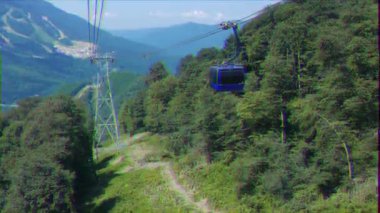 Aksaklık etkisi. Taksiler Gazprom teleferik. Yaz. Soçi, Rusya. Video. Ultrahd (4k))