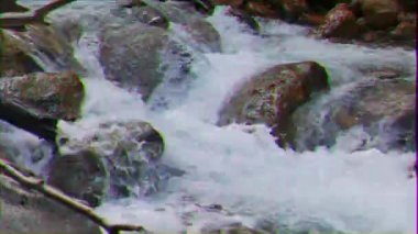 Aksaklık etkisi. Kırım Büyük Kanyonu'nun suları. Video. Ultrahd (4k))