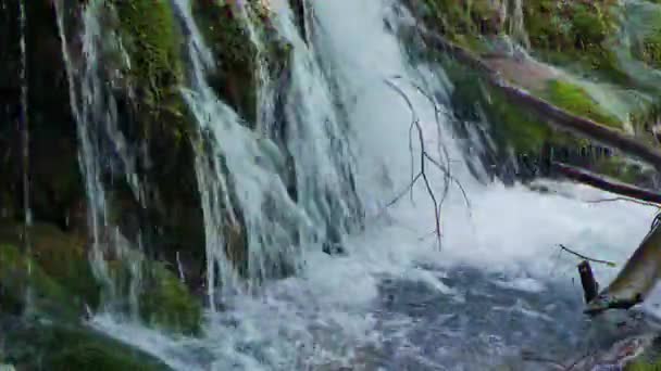 Efecto Fallo Técnico Cascada Fluye Desde Lago Yusupov Crimea Montañosa — Vídeos de Stock