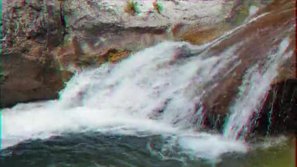 毛刺效果 男子在巴斯年轻跳跃 克里米亚大峡谷 超高清 — 图库视频影像