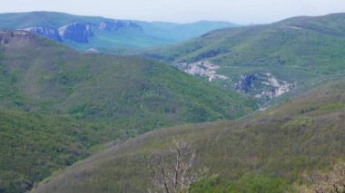 Aksaklık etkisi. Kırım Büyük Kanyonu. Dağ. Video. Ultrahd (4k))