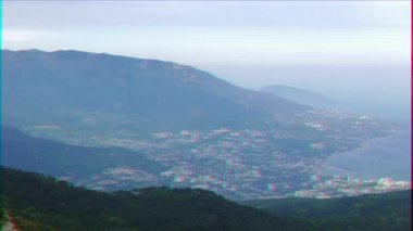 Aksaklık etkisi. Ai-Petri Dağı'ndan Yalta manzarası. Kırım. Video. Ultrahd (4k))