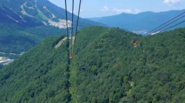 Aksaklık etkisi. Gazprom teleferik. Soçi, Rusya. Video. Ultrahd (4k))