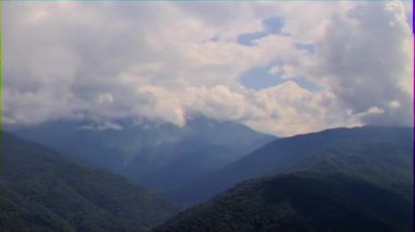 Aksaklık etkisi. Dağlardaki bulutlar. Zaman Atlamalı. Soçi, Rusya. Video. Ultrahd (4k))