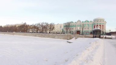 Aksaklık etkisi. Şehir göletinin kış panoraması. Yekaterinburg, Rusya. Video. Ultrahd (4k))