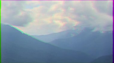 Aksaklık etkisi. Bulutların tepesinde. Timelapse. Ridge Aibga, Rosa Khutor, Sochi, Rusya. Video. Ultrahd (4k))