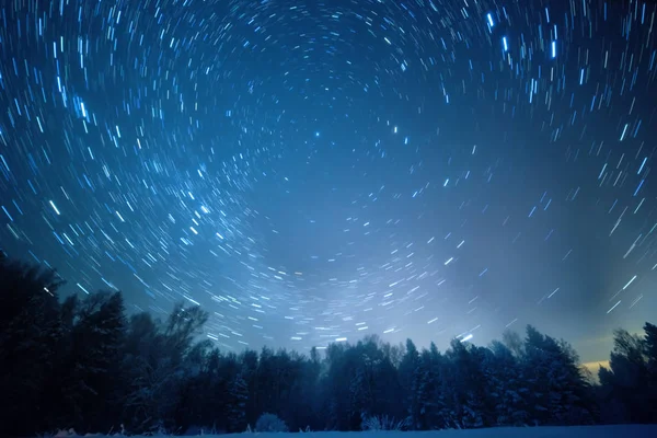 Gwiaździste niebo obraca się wokół gwiazdy polarnej. Zostawiać ślady w f — Zdjęcie stockowe