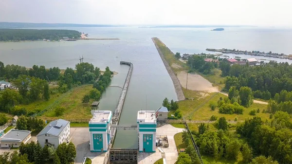 Судоходные ворота Новосибирской ГЭС на Оби, От Дрона — стоковое фото
