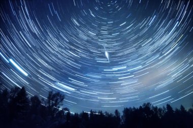 Yıldızlı gökyüzü kutup yıldızı döner. F içinde iz bırak