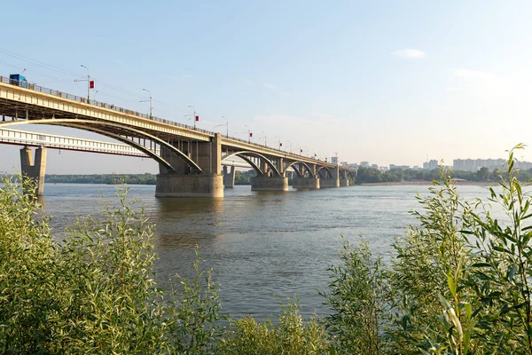 Ryssland, Novosibirsk. Vägbro-kommunal bro över OB R — Stockfoto