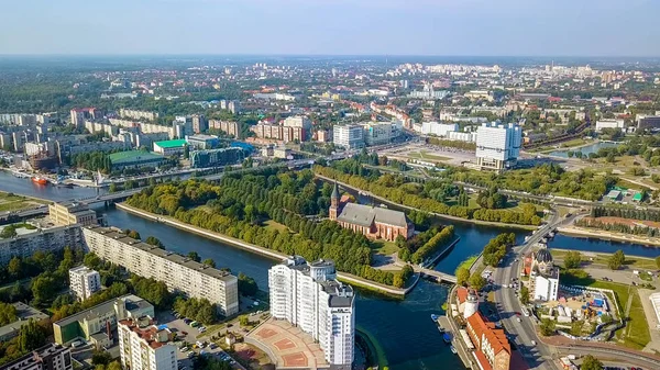 Havadan görünümü Kaliningrad tarihi merkezi. Kant Adası ve Kaliningrad Katedrali manzarası. Rusya