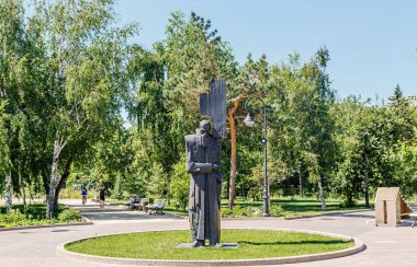 Rusya, Omsk-Temmuz 17, 2018: F. M. Dostoevsky ere bir anıt