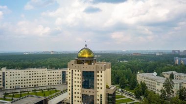 Yeni ana bina Novosibirsk State University. Novosibirsk, Rusya Federasyonu. Akademgorodok, Dron üzerinden 