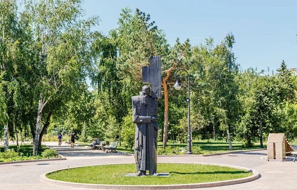 Rusia, Omsk - 17 de julio de 2018: un monumento a F. M. Dostoievski ere —  Fotos de Stock