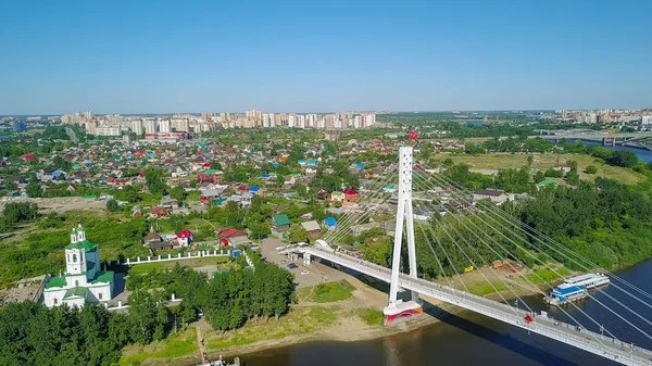 Ciudad de Tyumen, Embankment del río Tura, Puente de los Amantes. Rusia, Tyumen, de Dron —  Fotos de Stock