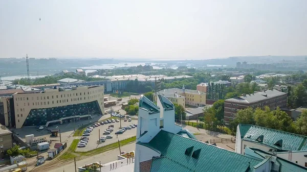 Ryssland, Irkutsk - 27 juli 2018: Katedralen i det obefläckade hjärtat av Guds moder. Katolska kyrkan, protestantiska kyrkan. Arkitektonisk stil - konstruktivism, från Dron — Stockfoto