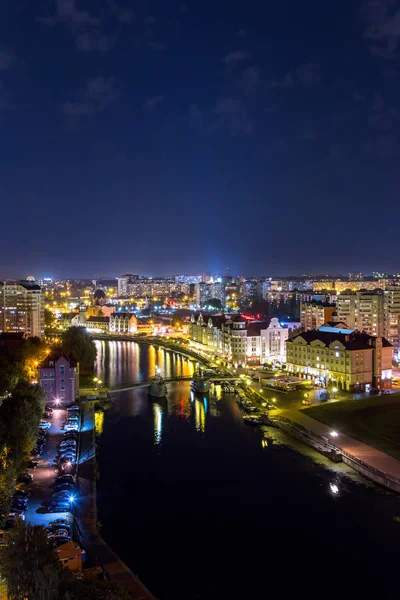 Natt med utsikt över centrum av Kaliningrad. Jubilee Bridge, fisk Vi — Stockfoto