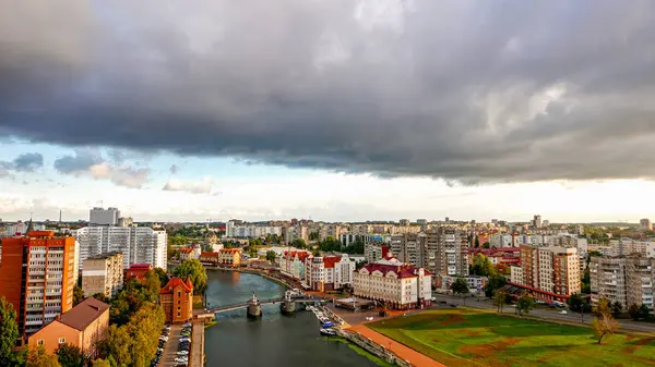 Molnigt väder i Kaliningrad. Floden Pregel, banvallen av den — Stockfoto