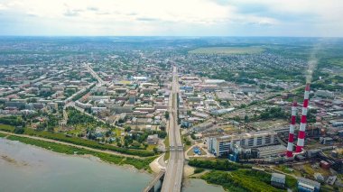 Kuznetsk Köprü Nehri Tom. Kemerovo şehir manzarasına. Rusya'dan Dron 