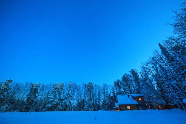 Hus i utkanten av skogen. Natten faller — Stockfoto