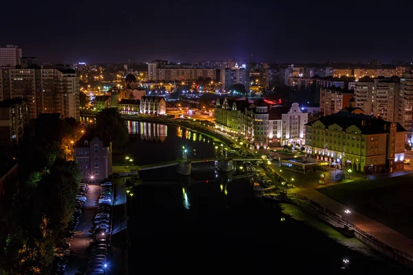 Noc w Kaliningradzie. Rzeka Pregolya, nasyp Fish Vil — Zdjęcie stockowe