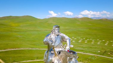 Atlı heykeli cengiz Khan'ın güneşli havalarda. Moğolistan, Ulaanbaatar, dron üzerinden 
