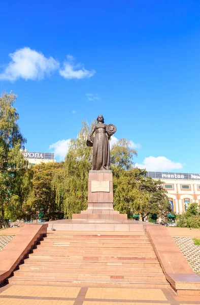 Rusia, Kaliningrado - 25 de septiembre de 2018: El monumento "Madre R —  Fotos de Stock