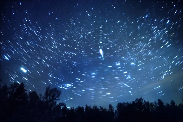 Starry sky revolves around the polar star. Leave traces in the f — Stock Photo, Image