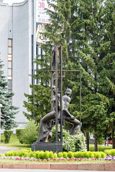 Rússia, Kemerovo - 21 de julho de 2018: Dois no espaço. Monumento, escultura — Fotografia de Stock