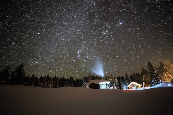 Kleines Haus auf dem Hintergrund des Sternenhimmels im Winter. Blatt — Stockfoto