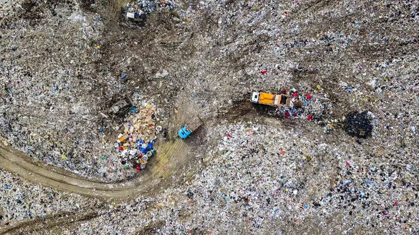 Autocarri della spazzatura scaricano spazzatura in una discarica nelle vicinanze della città di Ekaterinburg, Russia, Dal drone, Testa oltre sparare — Foto Stock