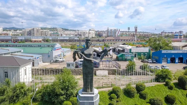 俄罗斯, 乌兰-乌德-2018年8月3日: 好客的布里亚特。纪念碑雕塑安装在塞伦加河岸边, 从无人机 — 图库照片