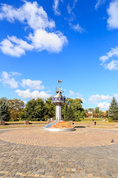 Россия, Калининград - 25 сентября 2018 года: Скульптура "Мировые часы — стоковое фото