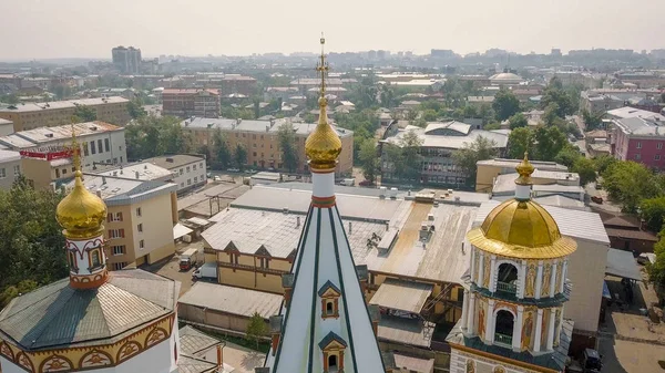 Rusia, Irkutsk. Catedral de la Epifanía. Templo ortodoxo templo católico, Desde Dron — Foto de Stock