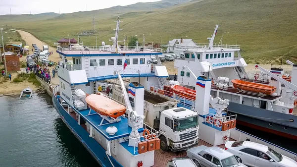 Rússia, Olkhon - 27 de julho de 2018: A atracação do ferry Semen Batagayev. Lago Baikal. Ferry para Olkhon Island. Do lado da ilha., De Drone — Fotografia de Stock