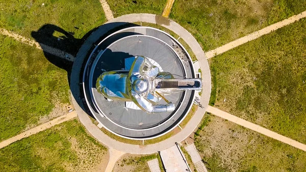 Estatua ecuestre de Genghis Khan en tiempo soleado. Mongolia, Ulan Bator, Desde el dron —  Fotos de Stock