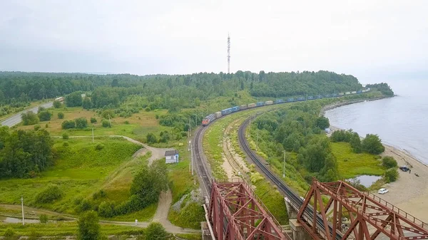 Росія, Байкал - 02 серпня 2018: Транссибірської магістралі, узбережжя озера Байкал. Руху поїздів Залізний міст через річку, що впадають в Baikal, від Drone — стокове фото