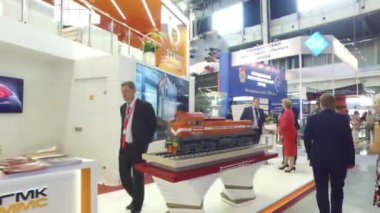 Ekaterinburg, Rusya - 12 Temmuz 2016: Sergi Innoprom Ana Sanayi Fuarı. Ummc Stand lokomotif ile. Video. Ultrahd (4k))