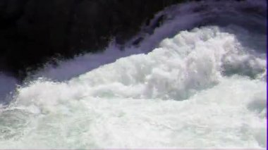 Aksaklık etkisi. Nehirde yuvarlan. Tacikistan. Iskanderdarya. Video
