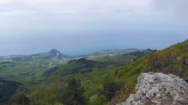 Aksaklık etkisi. Kırım sahilinin panoraması. Dağ Kedisi, Blue Bay. Kırım. Video. Ultrahd (4k))