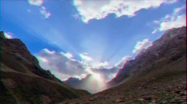 Aksaklık etkisi. Güneşin ışığında bulutlar. Zaman atlamalı. Video. UltraHD (4k)