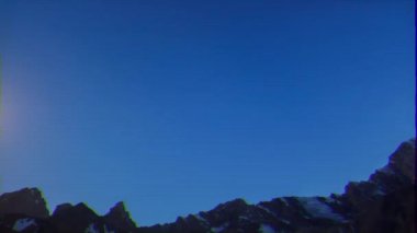 Aksaklık etkisi. Gün batımından şafağa kadar. Zaman Atlamalı. Pamir, Tacikistan. Video. Ultrahd (4k))