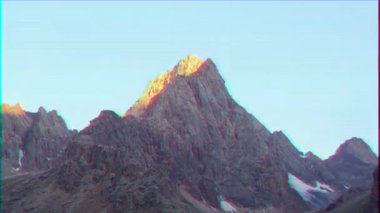 Aksaklık etkisi. Dağların yamaçlarında şafak sök. Timelapse, Pamir, Tacikistan. Video. Ultrahd (4k))