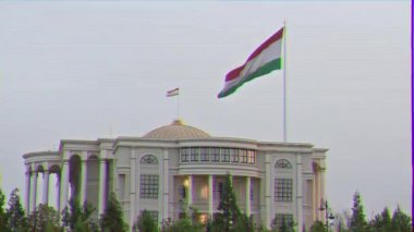 Aksaklık etkisi. Palais des Milletler bayrağı. Duşanbe, Tacikistan. Video