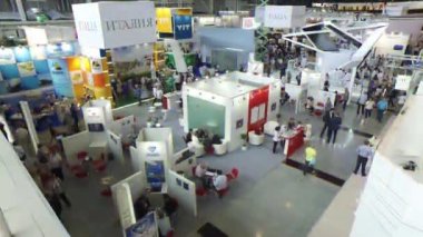 Ekaterinburg, Rusya - 12 Temmuz 2016: Sergi Innoprom Ana Sanayi Fuarı. Sergi salonunun panoraması. Video. Ultrahd (4k))
