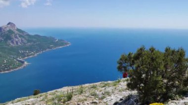 Aksaklık etkisi. Kırım'ın güney kıyıları. Kuş-Kaya Dağı'ndan manzara. Video. Ultrahd (4k))